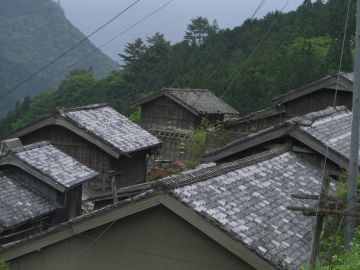 椿山の甍の波